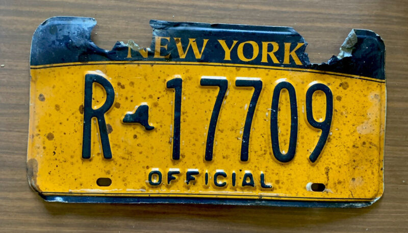 Vintage New York State NY OFFICIAL License Plate # R - 17709, Original