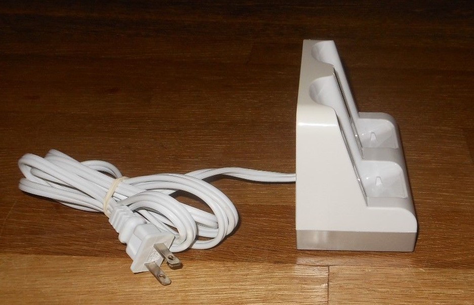NYKO Wii CONTROLLER CHARGE STATION  Used LOT #B