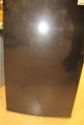 MAGIC CHEF MCBR445B2 4.4 CU FT COMPACT REFRIGERATOR FREEZER BLACK MSRP $260