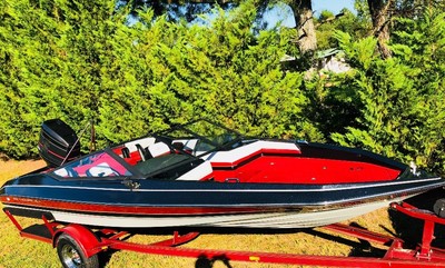 Quantum 2000 XB Fish and Ski Like New Low Hours Garage Kept 150 HP And Trailer