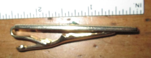 VINTAGE GOLD TONE METAL WITH GREEN GLASS STONE TIC CLIP