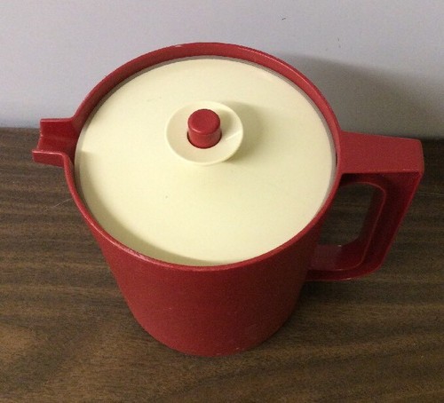 VTG TUPPERWARE PITCHER W/ PUSH BUTTON SUCTION LID MAROON RED 1.5 Qt. 1575-7