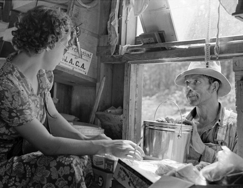1938 Travelling Grocer Making a Sale, Arkansas Old Photo 8.5