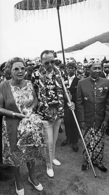 Queen Juliana Netherlands andPrince Bernhard dormant volcano T- 1971 Old Photo