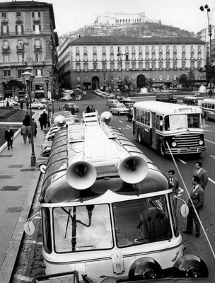 Some curious people watching long line mini vans speakers Italian - Old Photo 1