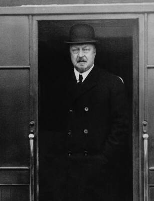 Prince Henri is photographed on his arrival at the station for a p - Old Photo 1