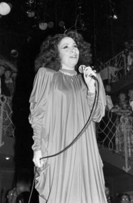 Mexican singer Olivia Molina singing at the Deutscher Filmball 1981 OLD PHOTO 2