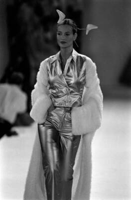 Karen Mulder model in a Todd Oldham fashion show 1993 Old Photo 12