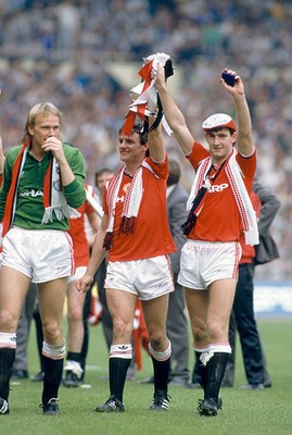 Manchester United goalscorer Norman Whiteside holding the trophy  - Old Photo 1