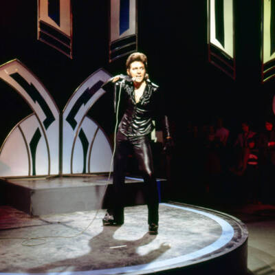 British Glam Rock musician Alvin Stardust performs an unspecified - Old Photo 1