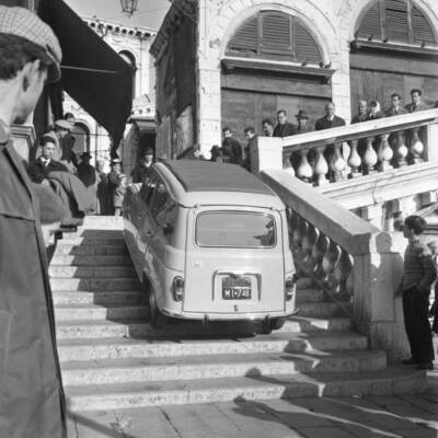 Renault 4L Car Getting Up The Stairs Of Rialto Bridge Venice 1961 Old Photo