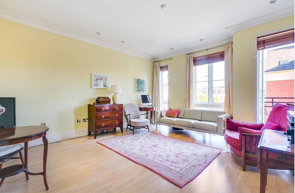 Luxurious secondfloor apartment with balcony in Kew for rent in