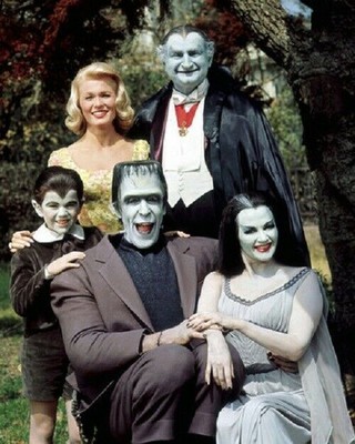 380386 The Munsters 1964 Fred Gwynne Yvonne De Carlo Lewis WALL PRINT POSTER US
