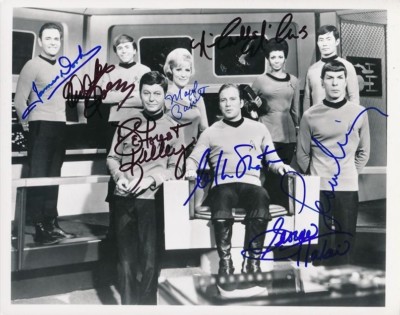 Photo des acteurs de ''Star Trek'' avec leur signature