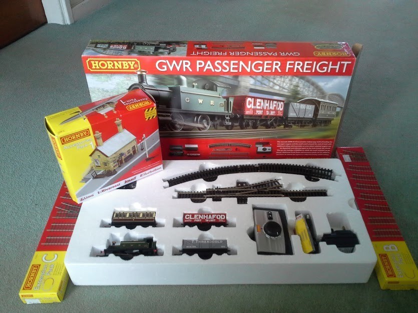 Hornby R1138 GWR Passenger/Freight OO Gauge Train Set and Accessories in Gullane, East Lothian