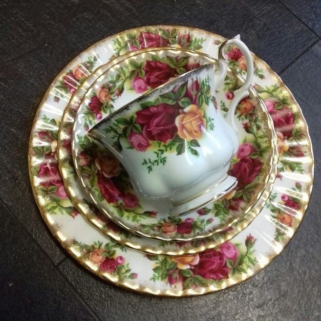 ROYAL ALBERT OLD COUNTRY ROSES CHINA in Bamber Bridge, Lancashire