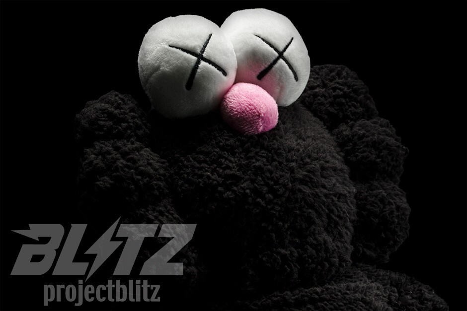 KAWS BFF カウズ ぬいぐるみ ブラック シリアルナンバー入り レア KAWS BFF カウズ ぬいぐるみ ブラック シリアルナンバー入り