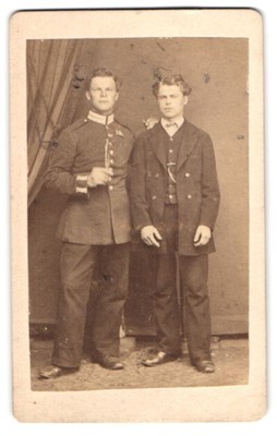 Fotografie Portrait Soldat in Garde Uniform mit Ordenband nebst seinem Bruder 