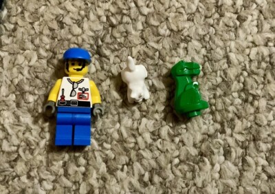 Lego Studios  Grip, Cat & Baby mini figures (from Dino Head Attack set, 2001)
