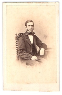 Fotografie Herm. Linde, Lübeck, Johannisstraße 31, Sitzender Herr im Anzug 