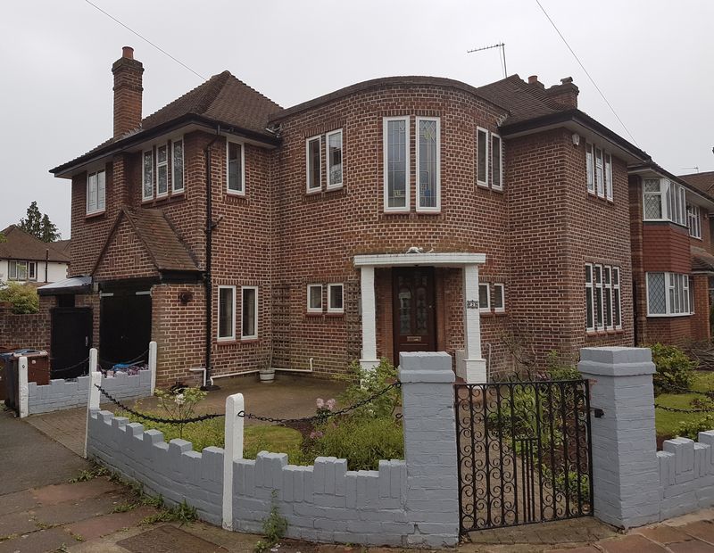 5 bedroom house in Cavendish Drive, Edgware, HA8 in Edgware, London