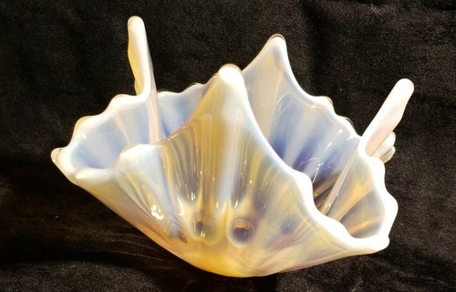 ANTIQUE PINK & WHITE CASED ART GLASS RUFFLED EDGE BOWL  MURANO ?