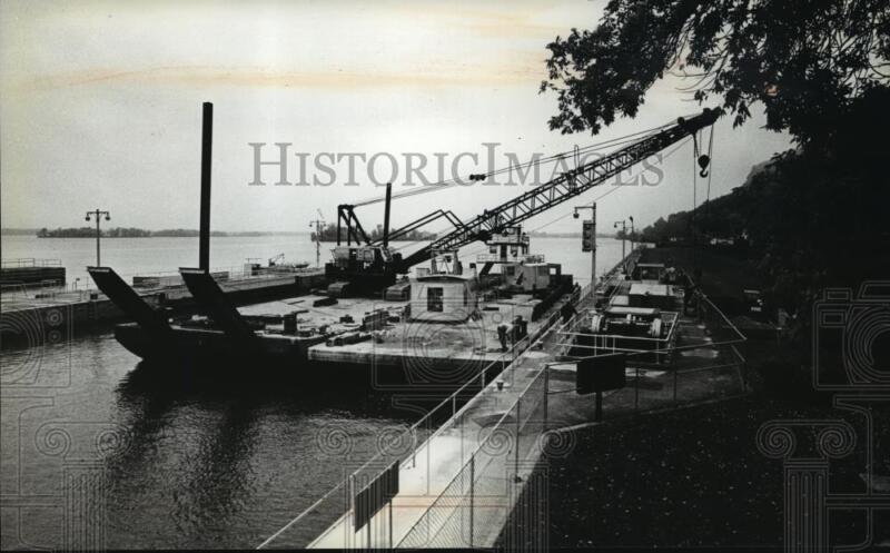 1983 Press Photo Barge and Crane at the Lock at Alma, Wisconsin - mja00038