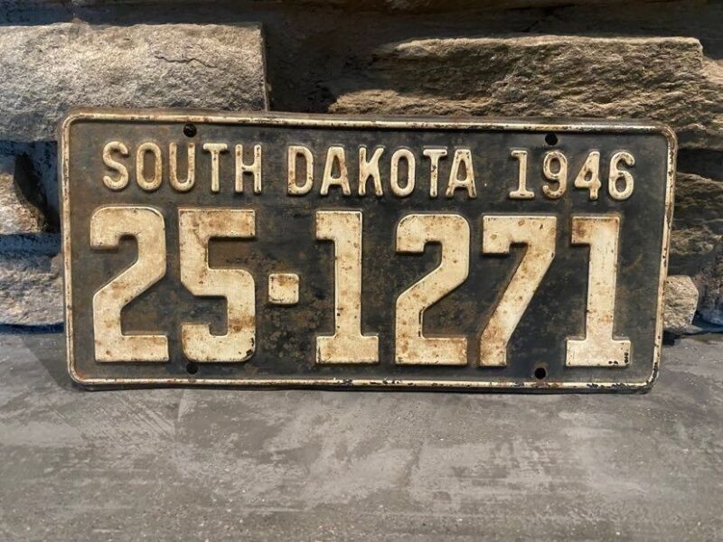 1946 South Dakota license plate-expired 25 1271