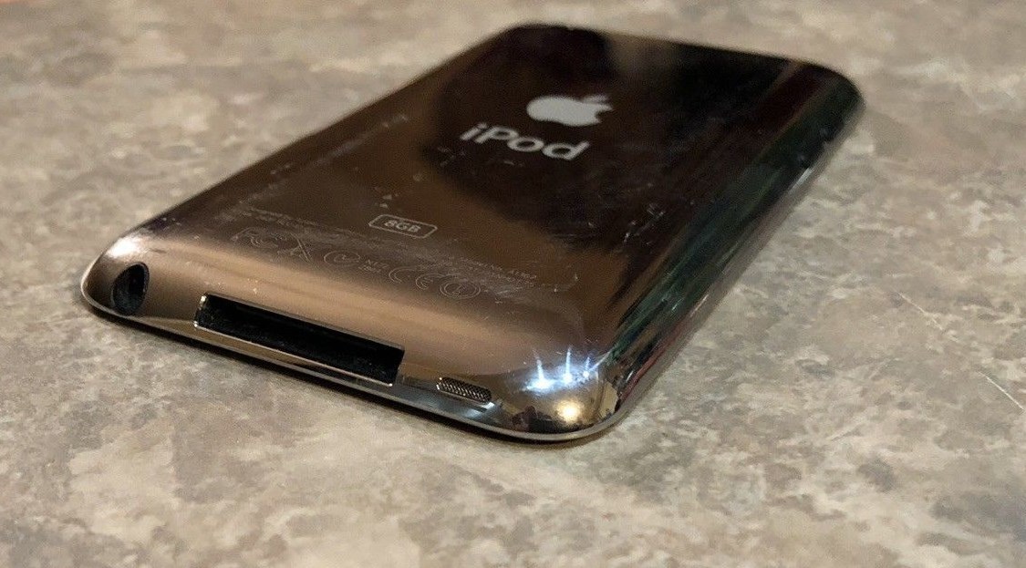 Apple iPod touch 4th Generation 8GB Black - Works Excellent 1,500+ Songs