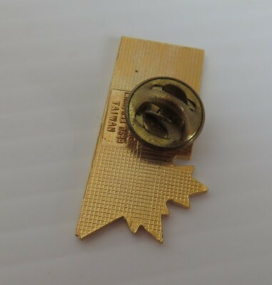 VINTAGE IIHF SASKATCHEWAN WORLD JUNIORS HOCKEY ENAMEL PIN           (INV22271)