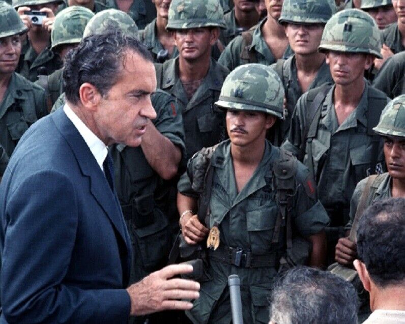 President Richard Nixon with US Soldiers 8x10 Vietnam War Photo 183