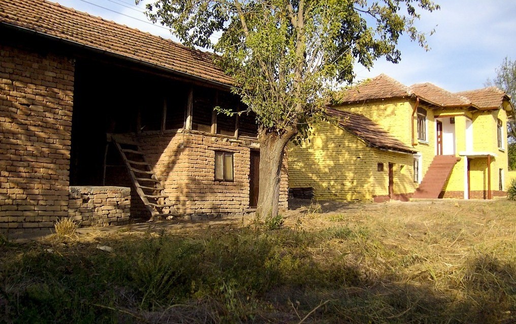 Bulgarian House Farm Property with Huge Outbuilding and 1500m2 Land