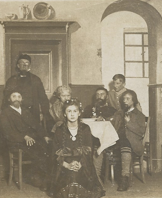 60/664 AK - ALTE ZEITEN - COOLE TYPEN - MÄDCHEN MIT ZÖPFEN - THEATER ?