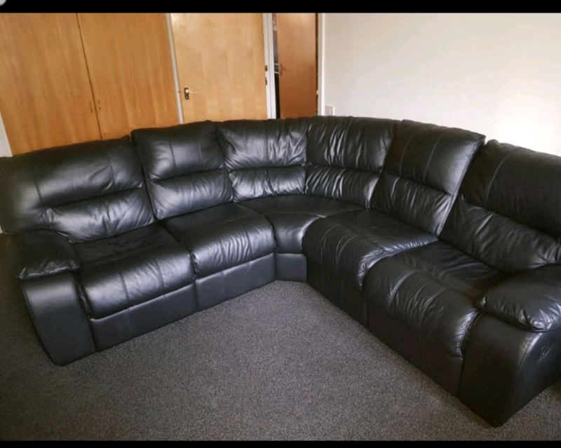Reclining black leather corner couch sofa in Wester Hailes, Edinburgh