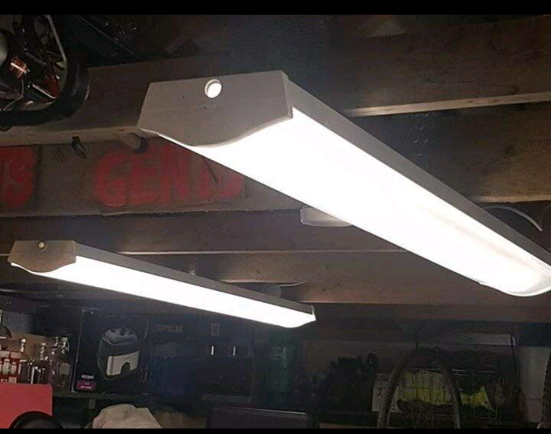 Fluorescent Lights 5ft in length with 49 watt working tube in