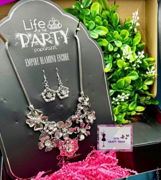 NWT Paparazzi 🌺💎 Flower Zi Necklace 2012 💎 🌺 Rare ~ Fan