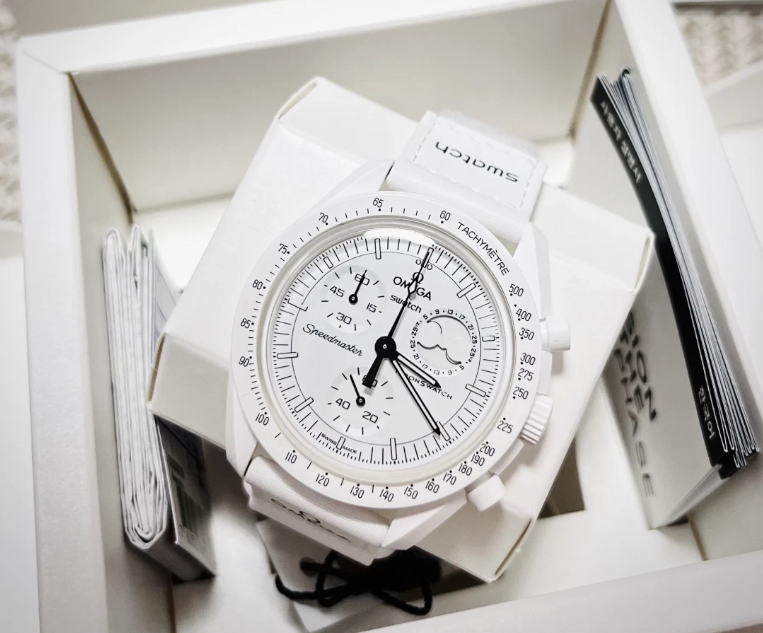 【Swatch x Omega x Snoopy】♪コラボウォッチ★SO33W700★ Swatch x Omega x Snoopy Bioceramic MoonswatchTo The