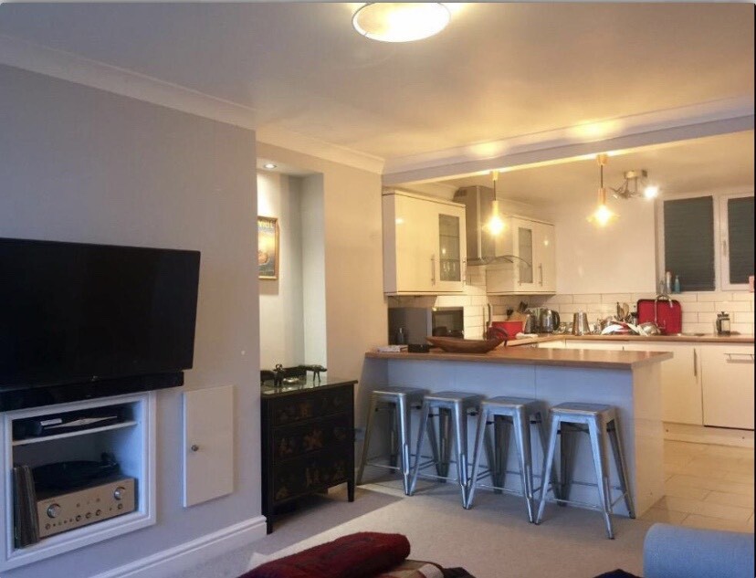 Room to Let in cliff top apartment Penarth in Penarth, Vale of