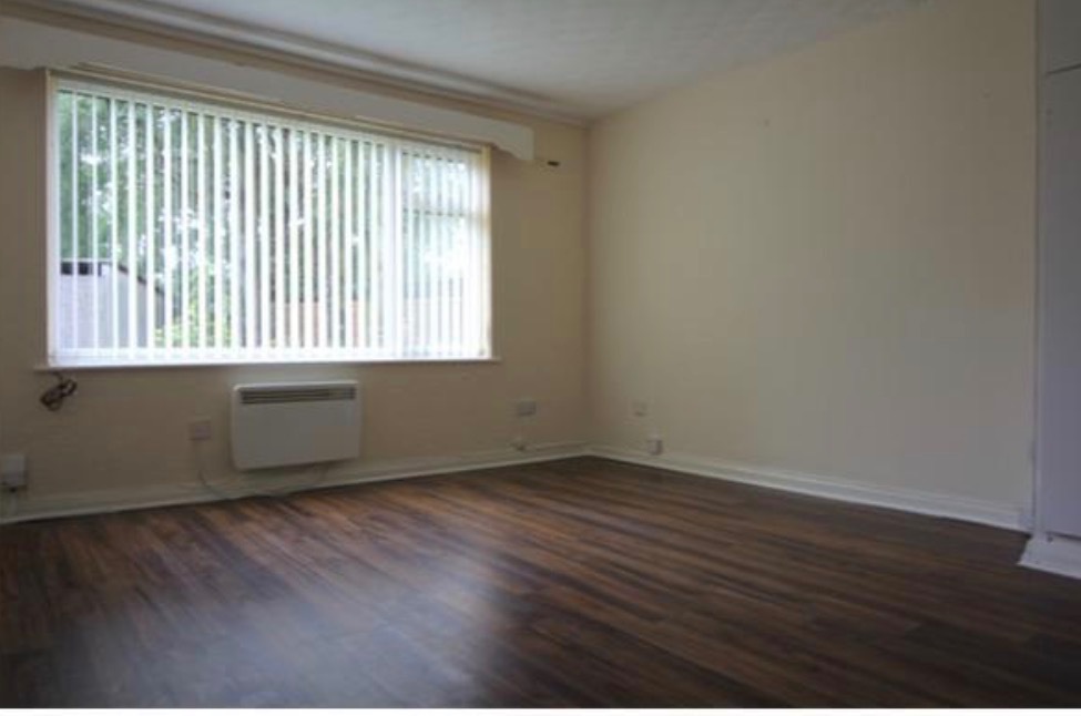 Studio flat in West Oakhill park, Liverpool, L13 in Old Swan