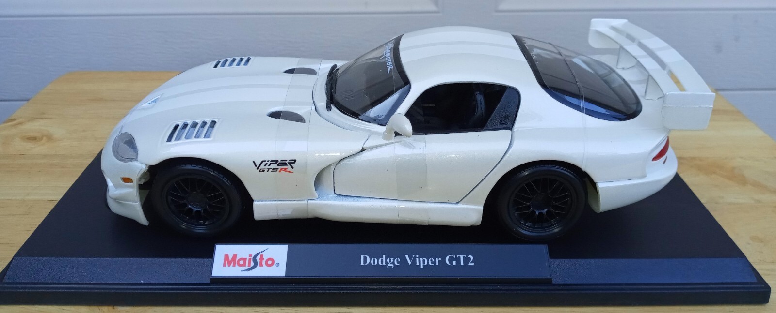 Dodge Viper GT2 Pearl White Maisto 1:18 Scale DieCast Model