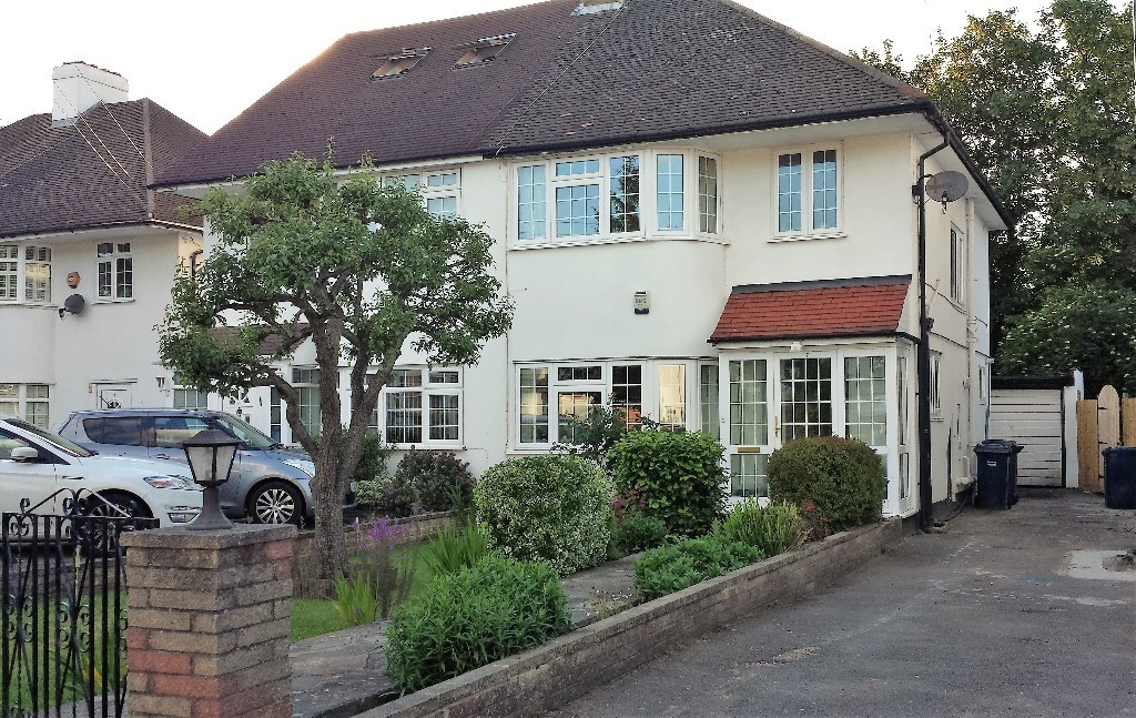 3/4 Large Bedroom House in Edgware to rent immediately in Edgware