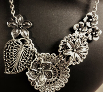 NWOT Premier Designs Antique Silver Tone Necklace - Flowers, Doilies & Leaf 