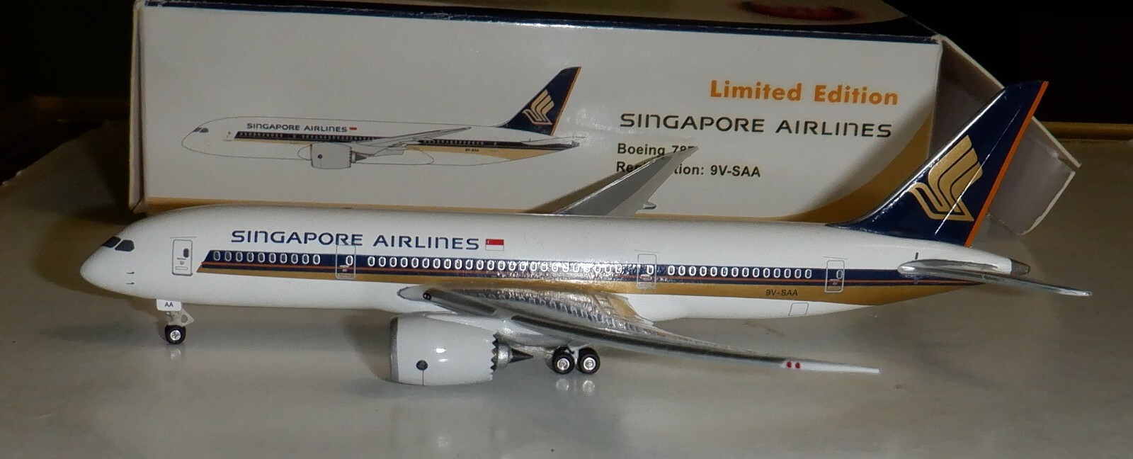 Phoenix Models 1:400 Singapore Airlines 787 #9V-SAA - 10132