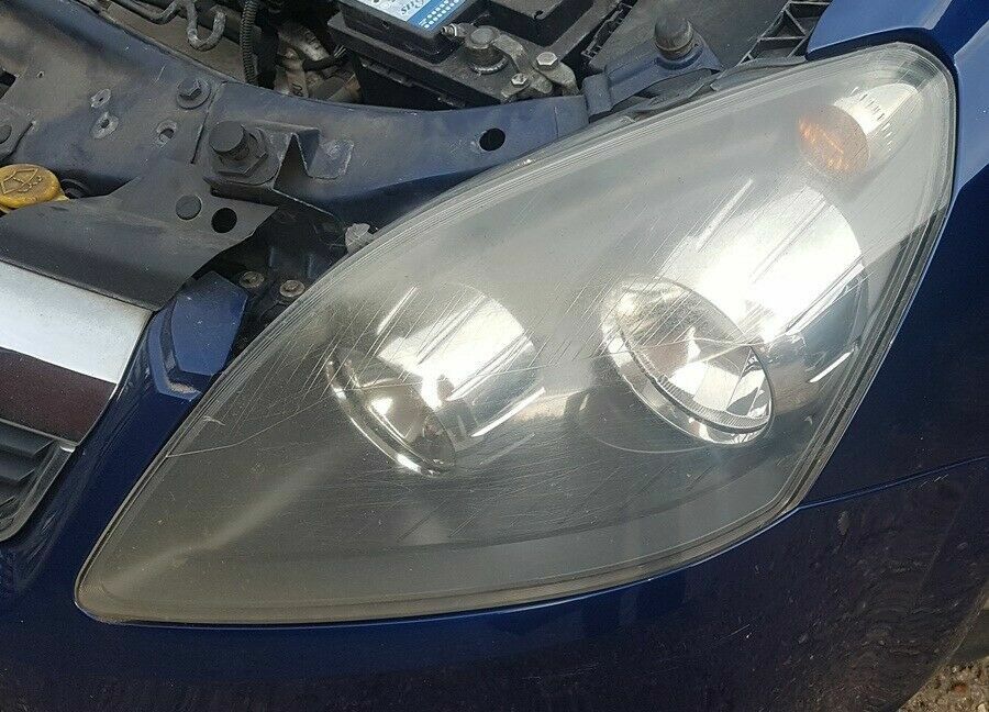 Vauxhall Zafira B Left Side Headlight 2006 in Luton, Bedfordshire