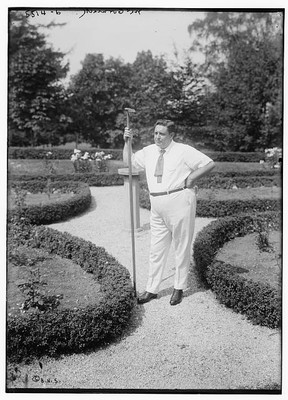McCormack,golf clubs,landscaping,plants,outdoors,men,hedges,Bain News Service