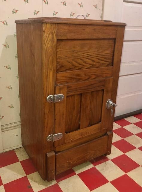 BEAUTIFUL ANTIQUE REFRIGERATOR ICE BOX IN ORIGINAL CONDITION