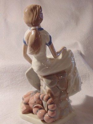 VINTAGE CASADES PORCELAIN SPAIN ESCORPION LADY FIGURINE 8.5