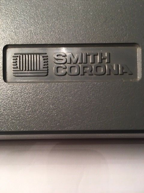 SMITH CORONA TypeWrier, Spell+Right Dictionary SL105, Carry Case with Handle.