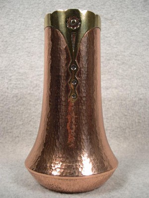 ENGLISH ART NOUVEAU ARTS & CRAFTS DECORATIVE BRASS & HAMMERED COPPER VASE