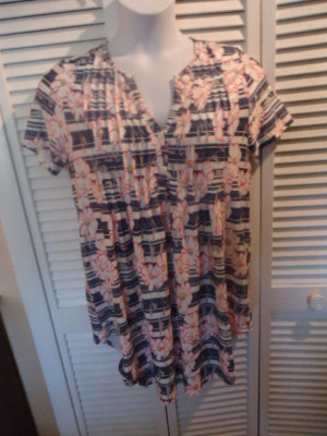 Simply Aster Womens Blue White Pink Short Sleeves V-Neck Pleated Top Size 1X